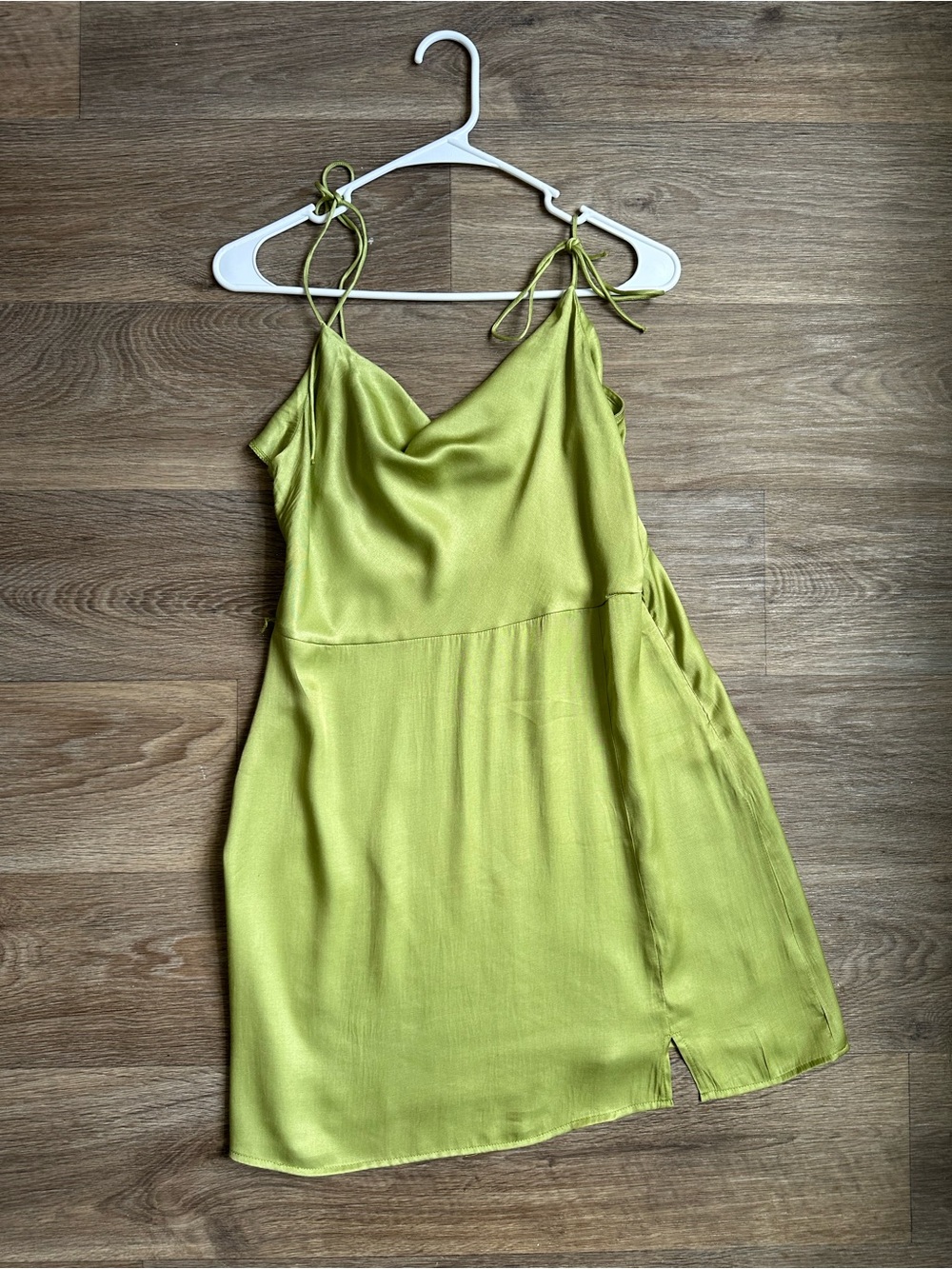 Endless Blu Chartreuse Green Satin Cow Neck Mini‎ Slip Dress Size Medium